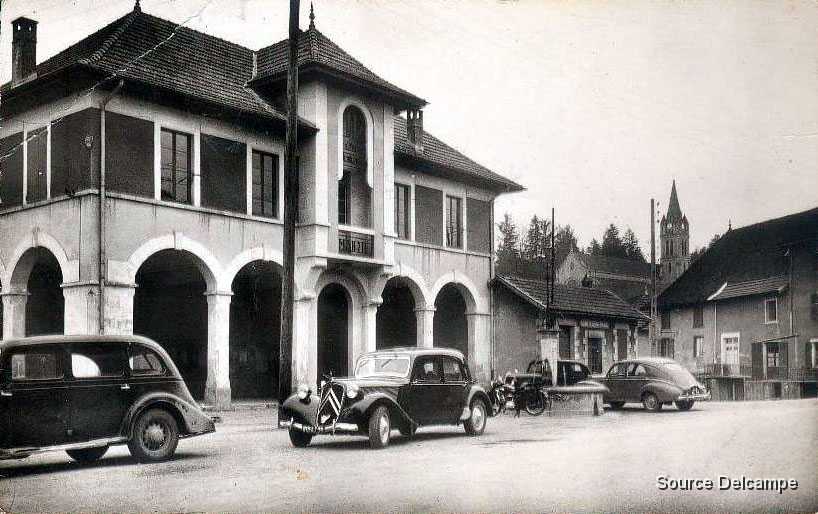 38 La Batie Montgascon Mairie et Halle.jpg